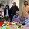 Mit viel Freude durfte Margot Apfelbacher (2. v. re. sitzend) im Pflegeheim in der Gruppe Anna  von Regens-Wagner ihren 90. Geburtstag feiern. Die Jubilarin stammt aus Würzburg und ist seit 1946 in Burgkunstadt. Dort arbeitete zunächst als Hauswirtschafterin und etwas später in der Werkstatt bis zu ihrem Eintritt in das Rentenalter im Pflegeheim verbringt sie nun ihren Lebensabend. So kamen bei der beliebten Rentnerin und Pferdeliebhaberin viele Freunde und Bekannte, auch von Regens-Wagner, vorbei um ihr zum Ehrentag zu gratulieren. Pater Rufus Witt (2. v. re.) wünschte der lebensfrohen Jubilarin noch weiter viel Freude in ihrem Umfeld und Gottes Segen. Für die Stadt Burgkunstadt überbrachte Bürgermeisterin Christine Frieß (2. v. li. stehend) die besten Wünsche für einen weiteren angenehmen Lebensabend. Text/