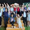 Die Erst-, Zweit- und Viertklässler der Albert-Blankertz-Grundschule Redwitz und (vorne, v. li.) die beiden Lehrerinnen Kerstin Weigel und Karina Oppel, Schulleiter Wolfgang Grader, die Gesundheitsförderinnen Sabine Martin und Yvonne Müller, AOK-Teamleiter Markt und Gesundheit, Oliver Skall, Schulamtsdirektorin Ulrike Zettelmeier, Stefan Kern (GS Altenkunstadt), Yvonne Seeliger (GS Marktzeuln), Susanne Thaler (GS Lichtenfels am Markt) und Stephan Arndt (Dritter Bürgermeister von Redwitz) freuen sich über die Teilnahme am Programm Klasse2000. Die Erst-, Zweit- und Viertklässler der Albert-Blankertz-Grundschule Redwitz und (vorne, v. li.) die beiden Lehrerinnen Kerstin Weigel und Karina Oppel, Schulleiter Wolfgang Grader, die Gesundheitsförderinnen Sabine Martin und Yvonne Müller, AOK-Teamleiter Markt und Gesundheit, Oliver Skall, Schulamtsdirektorin Ulrike Zettelmeier, Stefan Kern (GS Altenkunstadt), Yvonne Seeliger (GS Marktzeuln), Susanne Thaler (GS Lichtenfels am Markt) und Stephan Arndt (Dritter Bürgermeister von Redwitz) freuen sich über die Teilnahme am Programm Klasse2000.