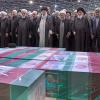 Abschied von Präsident Ebrahim Raisi, Außenminister Hussein Amirabdollahian und den weiteren beim Hubschrauberabsturz Getöteten: Irans Religionsführer Ajatollah Ali Chamenei (M.r.) spricht in Teheran an den mit Flaggen bedeckten Särgen ein Gebet.