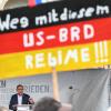 Ein antiamerikanisches Plakat auf einer AfD-Kundgebung mit Bundessprecher Tino Chrupalla in Magdeburg (Archivbild).