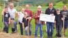 Hobbyfilmer Andreas Kerner mit Frank Kerner (beide mit Scheck) vom Obst- und Gartenbauverein Uetzing-Serkendorf sowie Vorstandsmitgliedern  und Kindern des Vereins.