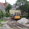 Die Arbeiten für den ersten Bauabschnitt der Kanalsanierung in der Weismainer Altstadt haben im Festungsweg begonnen. Nachdem der Spielplatz abgebaut wurde, bereitet ein Bagger die Baustraße für die Kanaltrasse vor.
