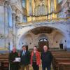 Unter der „Königin der Instrumente“ überreichte Dr. med. Hans-Georg Wohn (2. v. li.) im Auftrag des Richard-Wagner-Verbands Bamberg an Guardian Pater Maximilian Wagner (li.) als Vertreter der Kirchenstiftung der Basilika Vierzehnheiligen den Betrag von 1400 Euro vom Benefizkonzert in der Basilika. Die Organistin des Benefizkonzertes, Esther Schadt, und Basilika-Organist Georg Hagel waren darüber sehr erfreut.