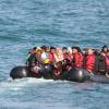Migranten versuchen in einem Schlauchboot den Ärmelkanal zu überqueren.
