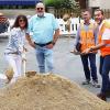 Symbolischer Spatenstich für die Kanalsanierung im Schönberg (v. li.): Stadtbaumeister Markus Pülz, Bürgermeisterin Christine Frieß, der Bauleiter der Firma Feickert-Bau Thomas Büchel, Bauüberwachung Khaled Alhennawi und Diplom-Ingenieur. Markus Möckel (beide Firma SRP-Bau), derstädtischer Mitarbeiter Roland Groh, Polier Torsten Grulich und Ashley Fabig (beide Feickert-Bau).