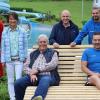 Probeliegen auf den neuen Landschaftsliegen im Freibad Kunomare (v. li.): DLRG-Schatzmeister Luca Hofmann, Bürgermeisterin Christine Frieß, Fördervereinsvorsitzender Volker Thormälen, Sportreferent Achim Ruß sowie die Bademeister Sven Jetschina und Thomas Horn.