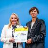 Mit der Unterschrift von Bettina Stark-Watzinger (r) und Christine Streichert-Clivot startet das  Startchancen-Programm.