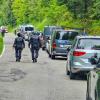 Beamte der Polizei sind bei einer Durchsuchung eines Grundstücks am Ortsrand von Althengstett in Baden-Württemberg im Einsatz.