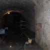 Der größte der drei Sandsteinkeller des Gasthofes steht unter Wasser und läuft weiterhin voll. Zudem kommt Wasser von oben – die Decke des Kellers wölbt sich bereits (Bereich Lampe). Fotos: Monika Schütz Der größte der drei Sandsteinkeller des Gasthofes steht unter Wasser und läuft weiterhin voll. Zudem kommt Wasser von oben – die Decke des Kellers wölbt sich bereits (Bereich Lampe). Fotos: Monika Schütz