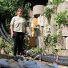 Laura Bauer: Die Pflanzkübel aus Beton sind gerissen -die gelb-weiße Brühe strömte unaufhaltsam auf das Gelände.
