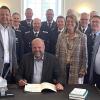 Lichtenfels/Isling  Anlässlich der Feierlichkeiten zu „150 Jahre Freiwillige Feuerwehr Isling“ hatte sich eine Delegation aus dem mit Isling befreundeten Ort Gammellund (Schleswig-Holstein) auf den Weg nach Oberfranken gemacht, um beim Jubiläum der Feuerwehr dabei zu sein. Die Gäste wurden mit ihren Freunden aus Isling im Lichtenfelser Rathaus von Ersten Bürgermeister Andreas Hügerich herzlich begrüßt. Als Zeichen der Verbundenheit überreichte das Lichtenfelser Stadtoberhaupt einen Flechtknoten an den Bürgermeister der Gemeinde Bollingstedt, Marc Prätorius (sitzend). Gammellund ist ein Ortsteil der Gemeinde Bollingstedt. Prätorius dankte für den herzlichen Empfang und überreichte Präsente an die Stadt Lichtenfels. Text/