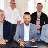 Gemeinsam setzten die Bürgermeister Andreas Hügerich, Max Zeulner und Gregor Friedlein-Zech ihre Unterschrift unter das Vertragswerk, womit die Zusammenlegung des Standesamtes der Verwaltungsgemeinschaft Hochstadt-Marktzeuln mit dem Standesamt der Stadt Lichtenfels zum 1. Januar 2025 beschlossen wurde. Mit dabei waren Andreas Schönwald vom Hauptamt und Marcus Woock vom Standesamt der Stadt Lichtenfels.