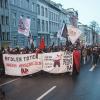 Teilnehmer einer Demonstration mit einem Plakat und der Aufschrift «AfDler töten. Nazis abschieben!».