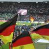 Das Max-Morlock-Stadion Nürnberg am Montag vor einer Woche, Vorbereitungsspiel Deutschland - Ukraine: Fans schwenken deutsche Fahnen beim Einlauf der Teams. Hier war schon eine Euphorie spürbar.