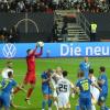 Vorbereitungsspiel am verganegnen Montag: Der ukrainische Torwart Anatoliy Trubin fängt einen Eckball ab. Die deutschen Spieler (hier Undav, Anton, Pavlovic und Koch, v. li.) kommen nicht zum Zuge. Heute Abend im Eröffnungsspiel gegen Schottland sol der Riegel aber unbedingt geknackt werden.