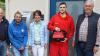 Übergabe des Defibrillators (v. li.): Bademeister Thomas Horn, Sportreferent Achim Ruß, Bademeister Sven Jetschina, Bürgermeisterin Christine Frieß, Luca Hofmann von der Wachmannschaft der DLRG und der Vorsitzende des Schwimmbadfördervereins Volker Thormälen.