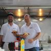 Die Rotkreuz-Mitarbeiter Stephen Bauersachs (rechts) und Lukas Schäfer grillen auch in diesem Jahr wieder fränkische Bratwürste als Dank für die Blutspende in der Lichtenfelser Stadthalle.