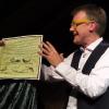 Florian Kaplick zeigt eine handkolorierte Version des Werkes von Jesuitenpater Professor Athanasius Kircher. Florian Kaplick zeigt eine handkolorierte Version des Werkes von Jesuitenpater Professor Athanasius Kircher.