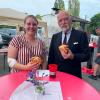 Dieter Popp vom Blutspendedienst des Bayerischen Roten Kreuzes (re.) freut sich gemeinsam mit einer Blutspenderin über die traditionelle Bratwurst-Aktion des BRK-Kreisverbandes Lichtenfels. Dieter Popp vom Blutspendedienst des Bayerischen Roten Kreuzes (re.) freut sich gemeinsam mit einer Blutspenderin über die traditionelle Bratwurst-Aktion des BRK-Kreisverbandes Lichtenfels.