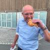 Nach der Blutspende lässt sich ein „Lebensretter“ die frisch gegrillten Bratwürste schmecken. Nach der Blutspende lässt sich ein „Lebensretter“ die frisch gegrillten Bratwürste schmecken.