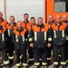 Ebensfeld   Die Freiwillige Feuerwehr legte am Samstagnachmittag die Leistungsprüfung „Die Gruppe im technischen Hilfeleistungseinsatz“ mit Erfolg ab. Die Anforderungen reichten von Gerätekunde über Erste Hilfe bis zu Truppaufgaben mit technischen Geräten. Anschließend galt es, einen simulierten Verkehrsunfall mit eingeklemmter Person zu bewältigen. Die Schiedsrichter Alexander Zahner, Kreisbrandmeister Steffen Imhof und Ehrenkreisbrandmeister Thomas Hofmann beobachteten jeden Schritt. Das Abzeichen der Stufe Bronze wurde an zwei Feuerwehrleute verliehen, Silber an zwei, Gold an sechs, Gold-Blau an zwei und Gold-grün an zwei. Das HL-Abzeichen in Gold-Rot erhielten Christian Popp (FF Pferdsfeld) sowie die Gruppenführer Michael Braun und Tobias Walter. Bürgermeister Bernhard Storath zollte den Aktiven der Feuerwehr Ebensfeld großen Respekt und dankte für die geleisteten Übungsstunden insbesondere für die Abnahme. Auch Kommandant Michael Braun dankte den 17 Teilnehmern, die nach über 20 Unwettereinsätzen am vergangenen Wochenende gleich wieder für das Leistungsabzeichen übten. Vorsitzender Thomas Brosig lud alle ins Feuerwehrhaus ein. Die Kreisfeuerwehrführung gratulierte der Mannschaft für die gute Leistung. Text/
