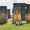 Demonstranten von «Just Stop Oil» sitzen vor dem Steinmonument Stonehenge, das sie zuvor mit orangener Farbe besprüht haben.