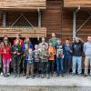 Stolz präsentierten die Jugendlichen die selbstgetischlerten Holzschalen.