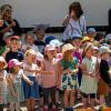 Die Kindergartenkinder begrüßten ihr Publikum ganz herzlich und sangen: „Einfach spitze, dass du da bist.“