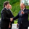 Bundeskanzler Olaf Scholz nimmt Javier Milei (l) in Empfang.