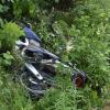 Das Motorrad wurde durch die Wucht des Zusammenpralls mit einem Kleinbus in den Straßengraben geschleudert. Der Fahrer wurde tödlich verletzt.