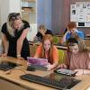 Lehrerin Christina Schott vom Gymnasium Burgkunstadt erklärt der Klasse 6b die Risiken im Netz. Für ihre vorbildliche medienpädagogische Arbeit wurde sie geehrt. Lehrerin Christina Schott vom Gymnasium Burgkunstadt erklärt der Klasse 6b die Risiken im Netz. Für ihre vorbildliche medienpädagogische Arbeit wurde sie geehrt.