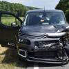 Stark beschädigt wurde der Kleinbus durch den Zusammenstoß mit einem Motorrad. Stark beschädigt wurde der Kleinbus durch den Zusammenstoß mit einem Motorrad.