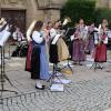 Die Weismainer Blasmusik bei ihrem Stadtkonzert vor der Weismainer Pfarrkirche mit ihrer Dirigentin Marion Müller-Eitzenberger. Fotos: Roland Dietz