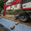 Wo zuvor der hintere Biergarten war, werden Fundamente für die Betonsteine gesetzt, die den ins Rutschen geratenen Hang stabilisieren sollen. Wo zuvor der hintere Biergarten war, werden Fundamente für die Betonsteine gesetzt, die den ins Rutschen geratenen Hang stabilisieren sollen.