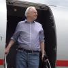 Assange ist mit einem gecharterten Flugzeug aus Großbritannien ausgereist.