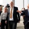 Durch den Justiz-Deal bleibt Assange (M) ein Prozess und potenziell weitere Haft in den USA erspart.