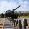 Ukrainische Soldaten arbeiten an einem Kampfpanzer vom Typ Leopard 1 A5.