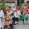 Spaziergang durch die Geschichte: Gräfin Agnes von Niesten (Simone Seidel) mit dem Kindervolk. Fotos: Roland Dietz