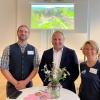 André Maslo (li.), Ökologogische Bildungsstätte Mitwitz, und Jennifer Thiem, Umweltstation Obermain-Jura, hatten die Gelegenheit, im Landtag mit dem Landtagsabgeordneten Jürgen Baumgärtner über die Zukunft der Umweltstationen seines Wahlkreises zu sprechen. André Maslo (li.), Ökologogische Bildungsstätte Mitwitz, und Jennifer Thiem, Umweltstation Obermain-Jura, hatten die Gelegenheit, im Landtag mit dem Landtagsabgeordneten Jürgen Baumgärtner über die Zukunft der Umweltstationen seines Wahlkreises zu sprechen.