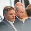 Mussten schon einige Krisen in der Koalition bewältigen: Vize-Kanzler Robert Habeck (l), Kanzler Olaf Scholz (M) und Finanzminister Christian Lindner. (Archivbild)