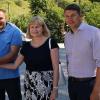 Im Rahmen des Ortstermins übergaben (v. li.)  Emmi Zeulner und Hans Popp eine Unterschriftenliste an Jürgen Baumgärtner und Sabine Gross für den Bau eines Radwegs; mit im Bild Weismains Bürgermeister Michael Zapf.