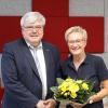 Die Leiterin des BRK-Fahrdienstes im Landkreis Lichtenfels, Anita Lorz, freut sich gemeinsam mit dem BRK-Kreisgeschäftsführer Thomas Petrak, über ihr 25-jähriges Dienstjubiläum beim Bayerischen Roten Kreuz.
