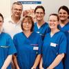 Das Team der Praxis für Innere Medizin (Schwerpunkten Kardiologie und Gastroenterologie) mit den Ärzten Fr. Dr. Schloter-Pusch, Hr. Dr. Hümmer, Fr. Dr. Friedel (2. Reihe) und Hr. Dr. Seipel (nicht auf dem Foto).
