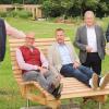 Sie probierten eine der drei neuen Bänke gleich einmal aus (von links): Der Werkleiter der Obermain Therme, Hans-Josef Stich, Landrat Christian Meißner, Erster Bürgermeister Mario Schönwald und die beiden Past-Präsidenten Stefan Seiler und Bertram Steiner vom Rotary Club Obermain.