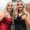 Die Redwitzer Zwillinge Adelina (rechts) und Linda Fedorov glänzten an der Kulmbacher Adalbert-Raps-Schule mit einem tollen Fachabitur und wurden dafür mit dem Adalbert Raps-Preis ausgezeichnet. Fotos: Stephan Stöckel
