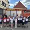 Stolz präsentieren die „Feuerdrachen“ Urkunden und Abzeichen. Mit ihnen freuen sich (hinten, v. li.) Ausbilder Martin Menrath, David Saridžic, der Vorsitzende der Freiwilligen Feuerwehr Zapfendorf, sowie die Prüfer Holger Porzner und Manuel Ries.