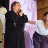 Mutter Frieda Auguste Knef (Beate Roux, li.): „Was? Das Kind soll zum Theater? Die ist doch viel zu häßlich!“ Tochter Hildegard (Rebekka Herl) ist selbst überrascht. Mutter Frieda Auguste Knef (Beate Roux, li.): „Was? Das Kind soll zum Theater? Die ist doch viel zu häßlich!“ Tochter Hildegard (Rebekka Herl) ist selbst überrascht.