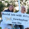 Ob die Freundinnen Bianka (li) und Elke aus Mitwitz den begehrten Hut von Lead-Gitarrist David bekommen haben? Ob die Freundinnen Bianka (li) und Elke aus Mitwitz den begehrten Hut von Lead-Gitarrist David bekommen haben?