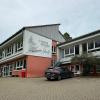Ist dringend sanierungsbedürftig: die Schule in Unnersdorf, an die ein Hort angebaut werden soll.