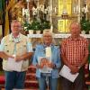 Ehrung von Wallfahrern: (v. li.) Wallfahrtsführer Richard Lurz, Hans-Rudolf Stich (30 Jahre), Marianne Senger (35) und Hans Meixner (zehn) mit Pater Benedykt. Ehrung von Wallfahrern: (v. li.) Wallfahrtsführer Richard Lurz, Hans-Rudolf Stich (30 Jahre), Marianne Senger (35) und Hans Meixner (zehn) mit Pater Benedykt.